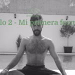 Isaac meditando junto a una piscina con el texto superpuesto "Capítulo 2 - Mi primera formación" de BHAGAYOGA.