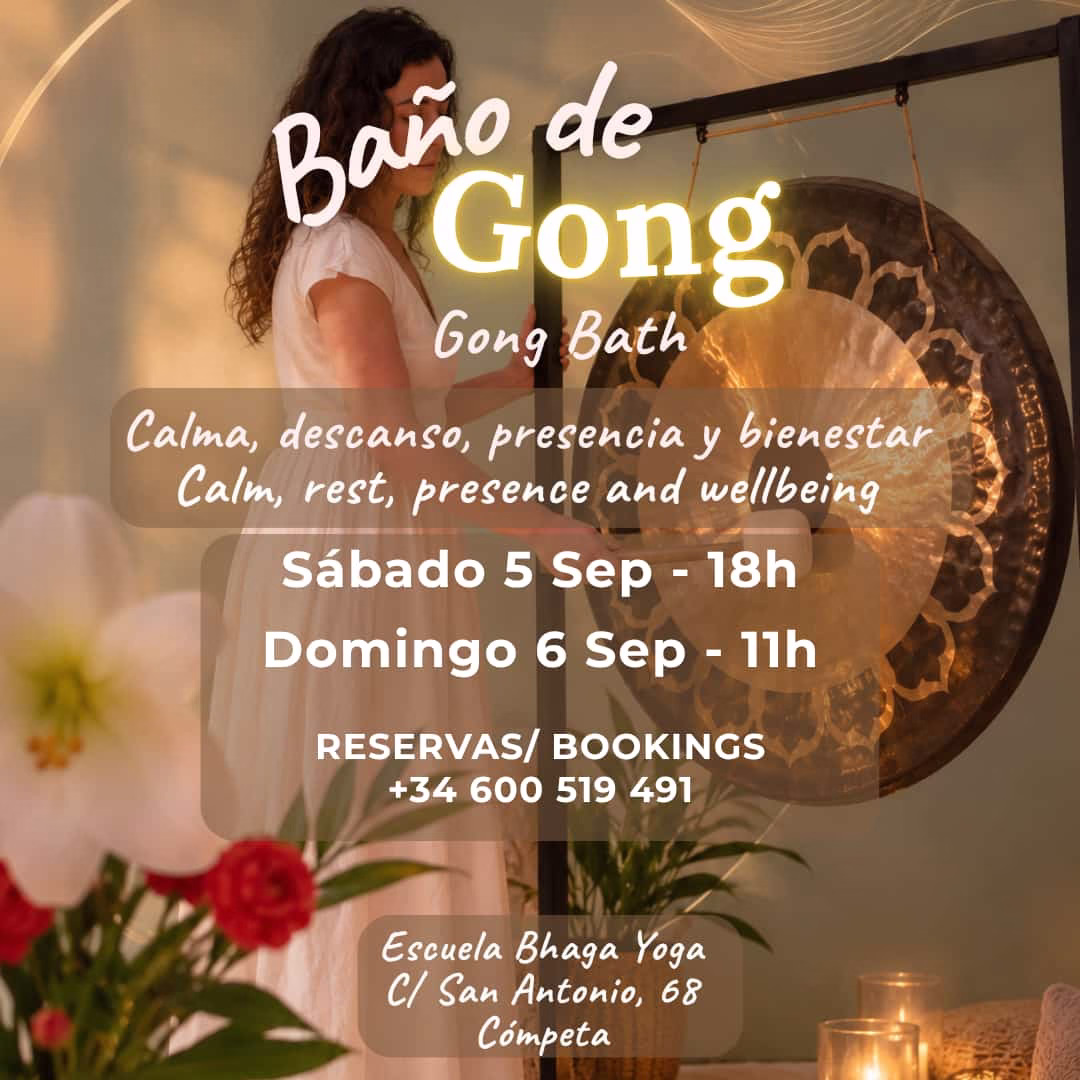 Cartel promocional del evento Baño de Gong en la Escuela Bhaga Yoga de Cómpeta, Málaga, con la imagen de una mujer tocando un gran gong de bronce y los detalles de fechas, horarios y contacto.